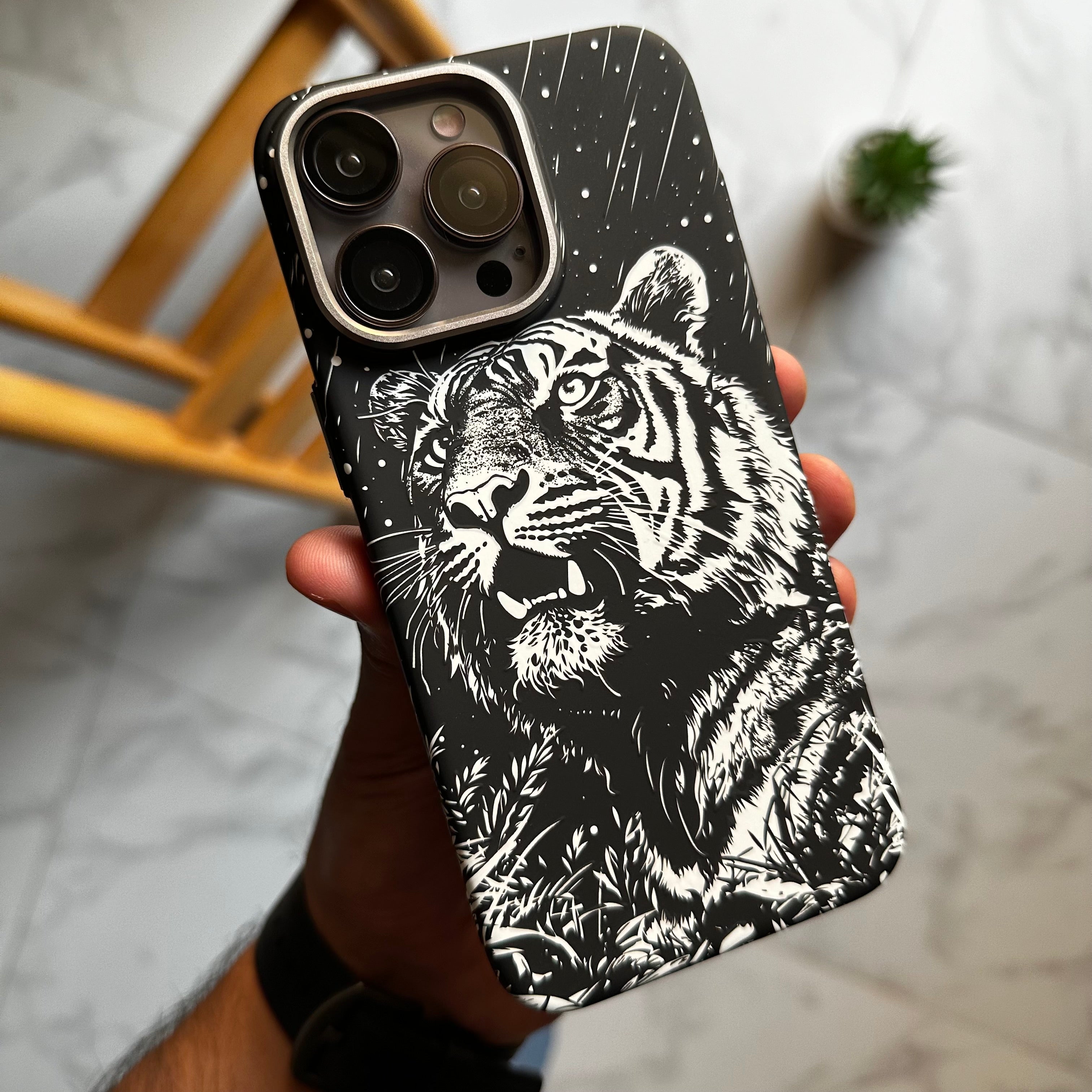 Hard PC Slim-fit Case (Code TRH24)